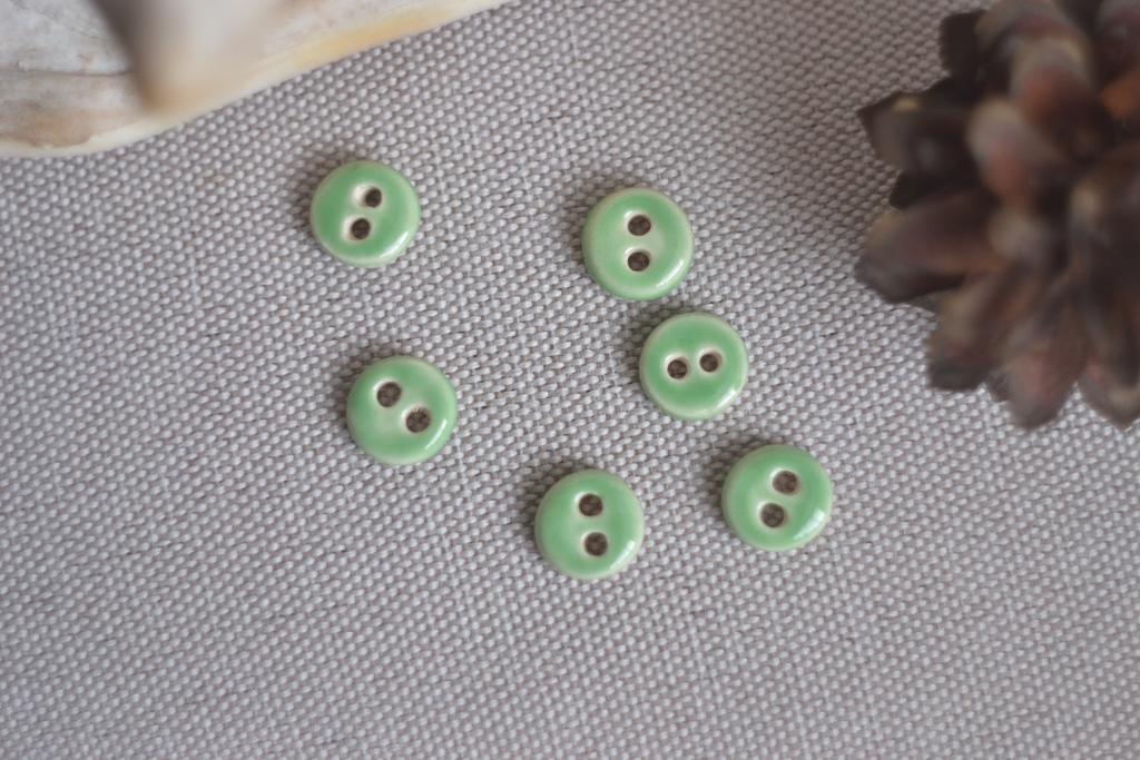 Базовая керамическая пуговица 1,3 см  "нежная мята "