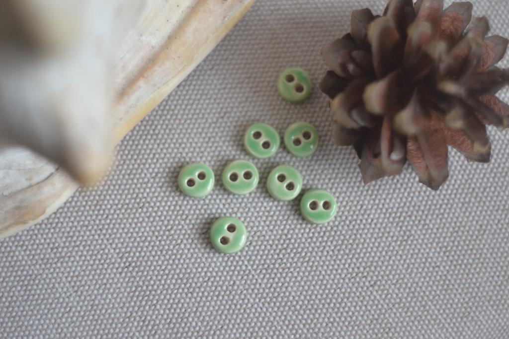 Базовая керамическая пуговица 0,9 см  "нежная мята "