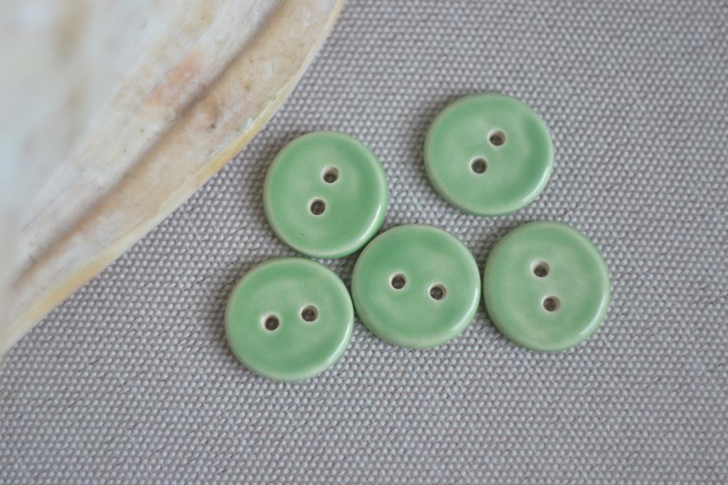 Базовая керамическая пуговица 2,4 см  "нежная мята "