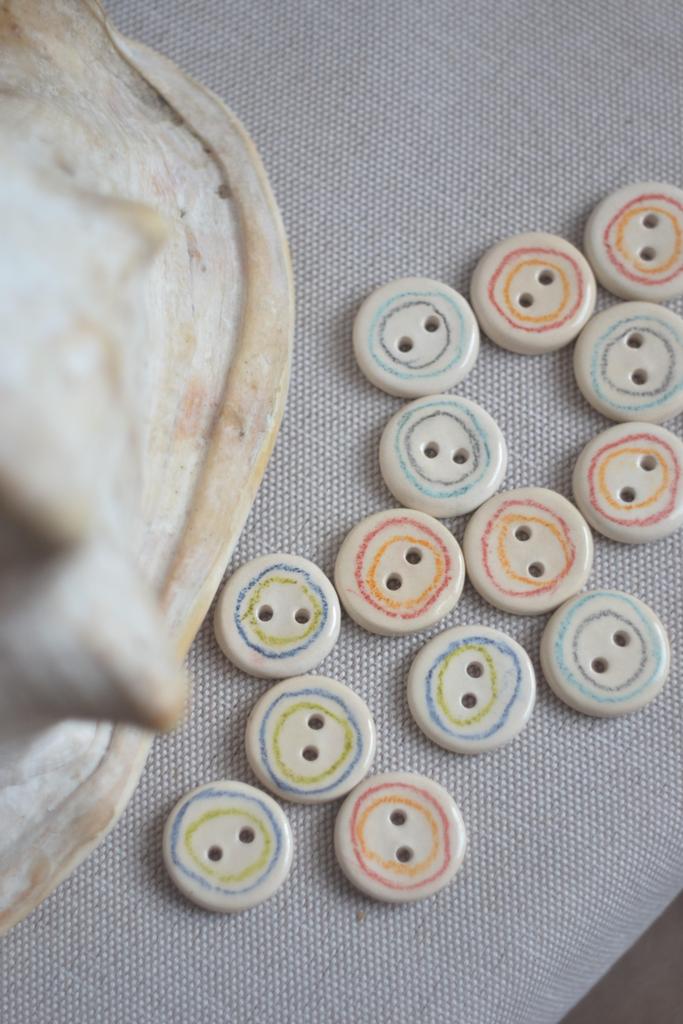 Базовая немного неровная  керамическая пуговица 2,4 см  "серо-голубые круги"