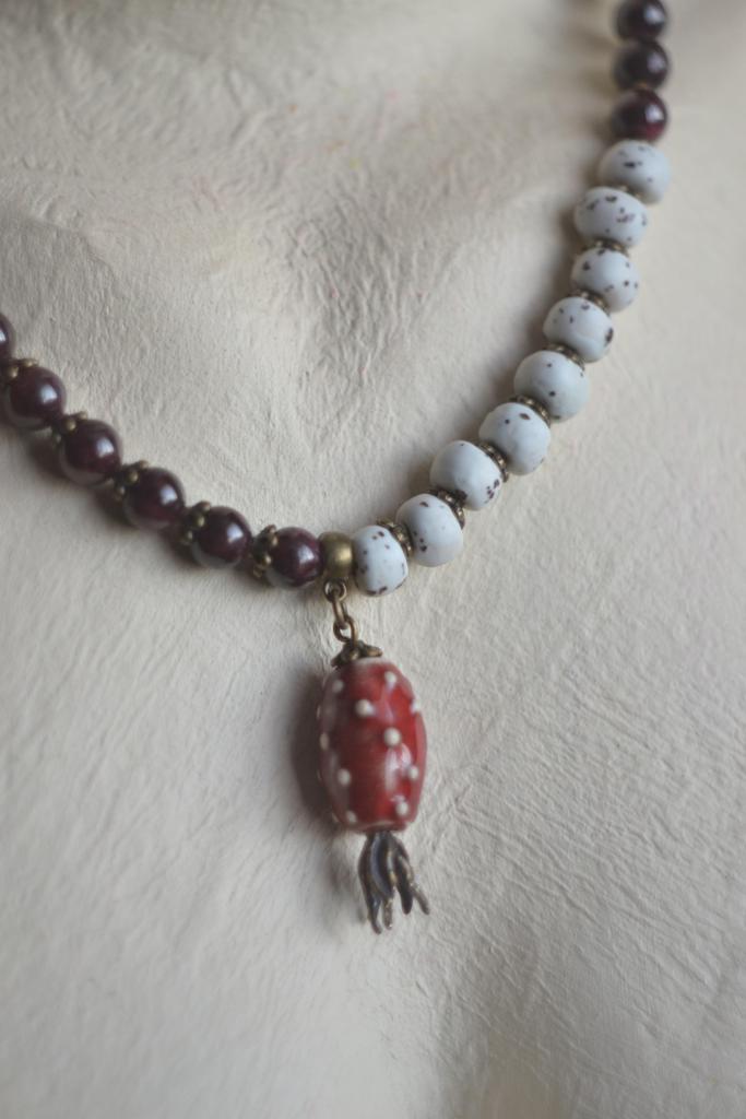 Колье  "шиповник"