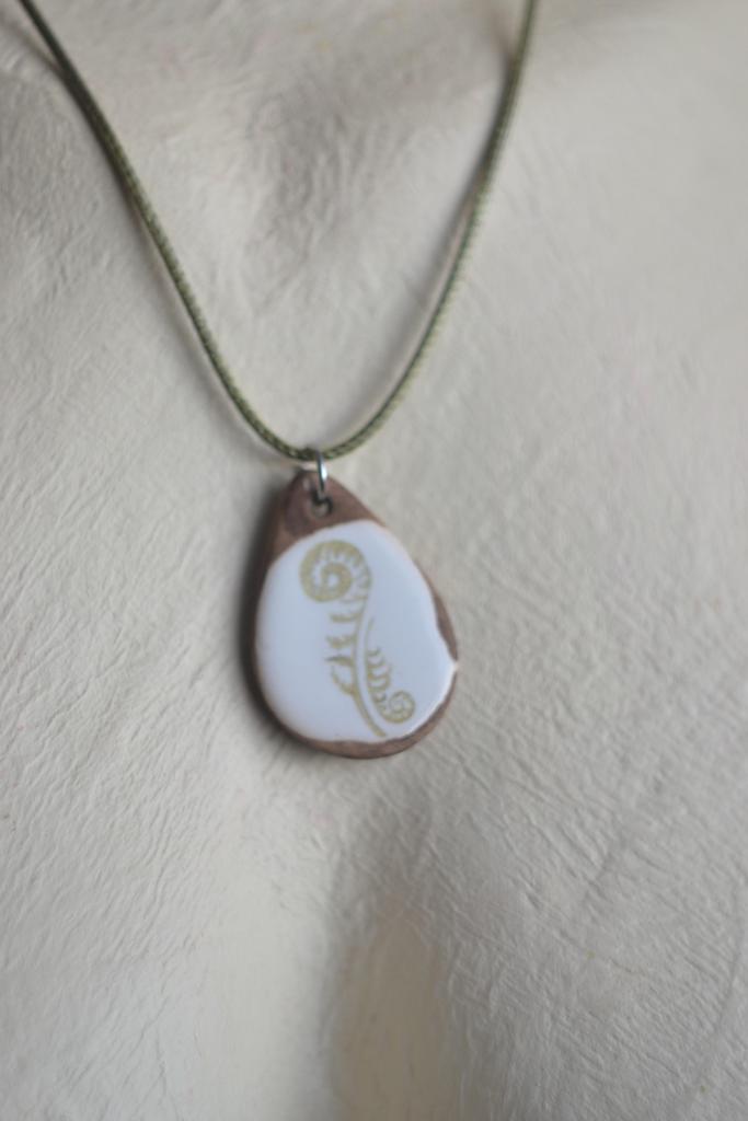 Подвеска с деколью "папоротник"