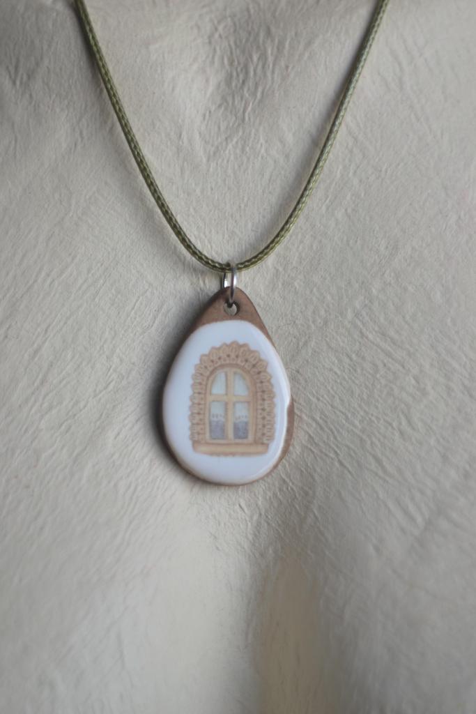 Подвеска с деколью "оконце"