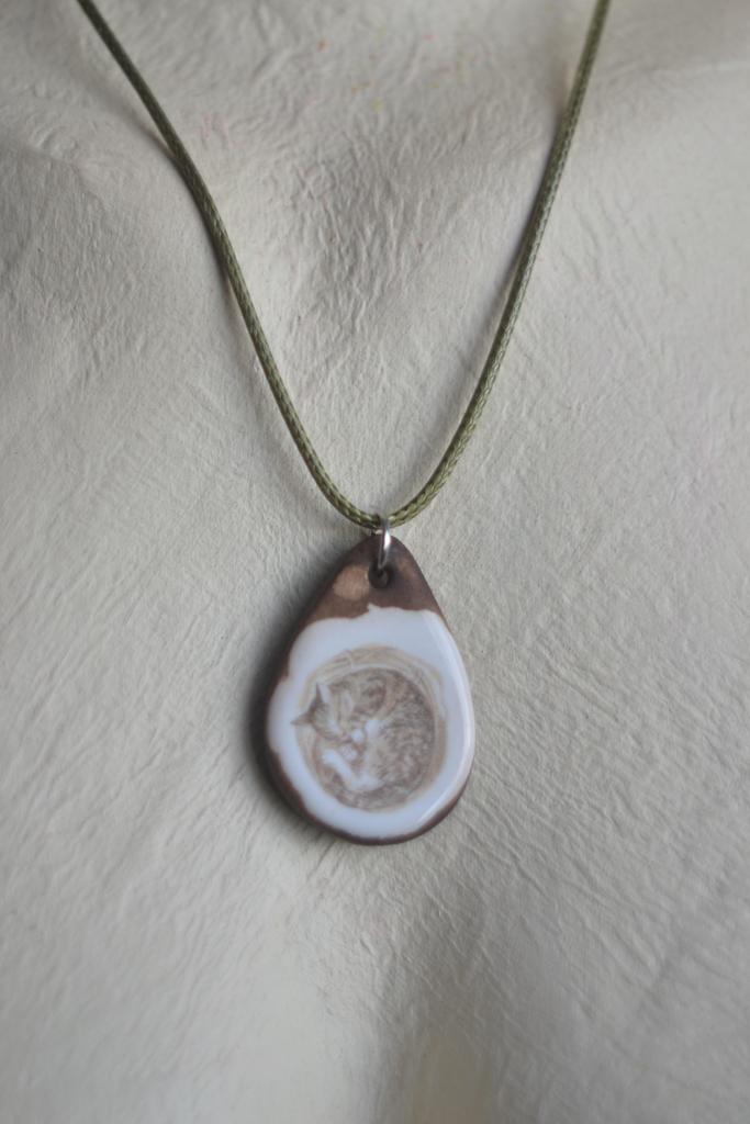 Подвеска с деколью "кот"