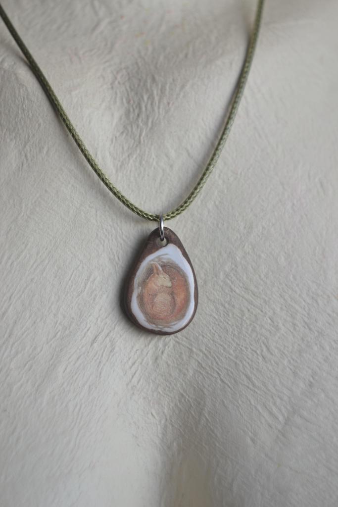 Подвеска с деколью "бельчонок"