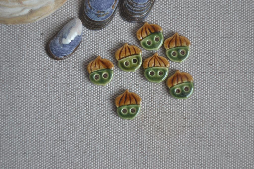 Керамическая пуговица "Круглый зелёный жёлудь "