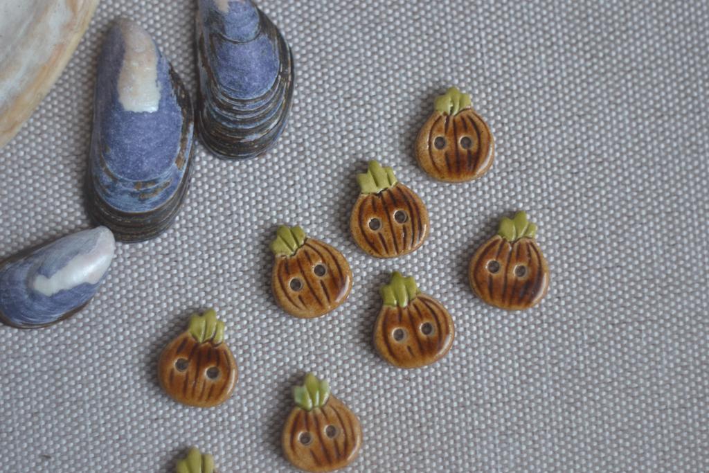 Керамическая пуговица "луковка "