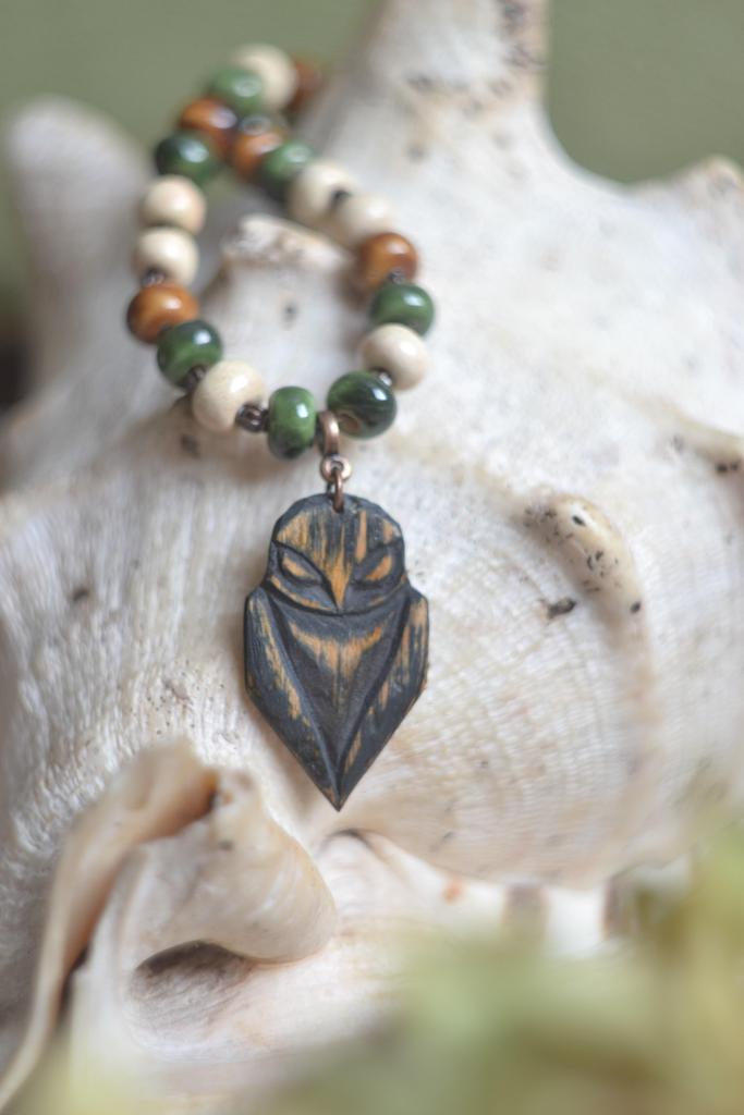 Колье из керамических бусин "Сова"