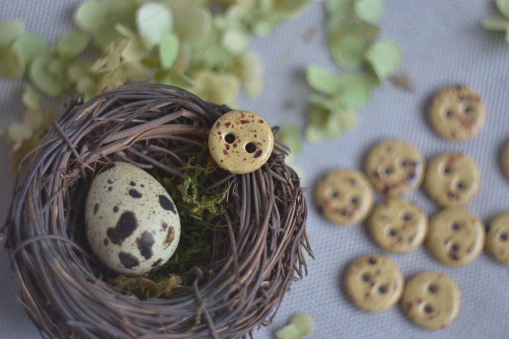 Базовая керамическая пуговица 1,7 см  "перепелиное яйцо  "