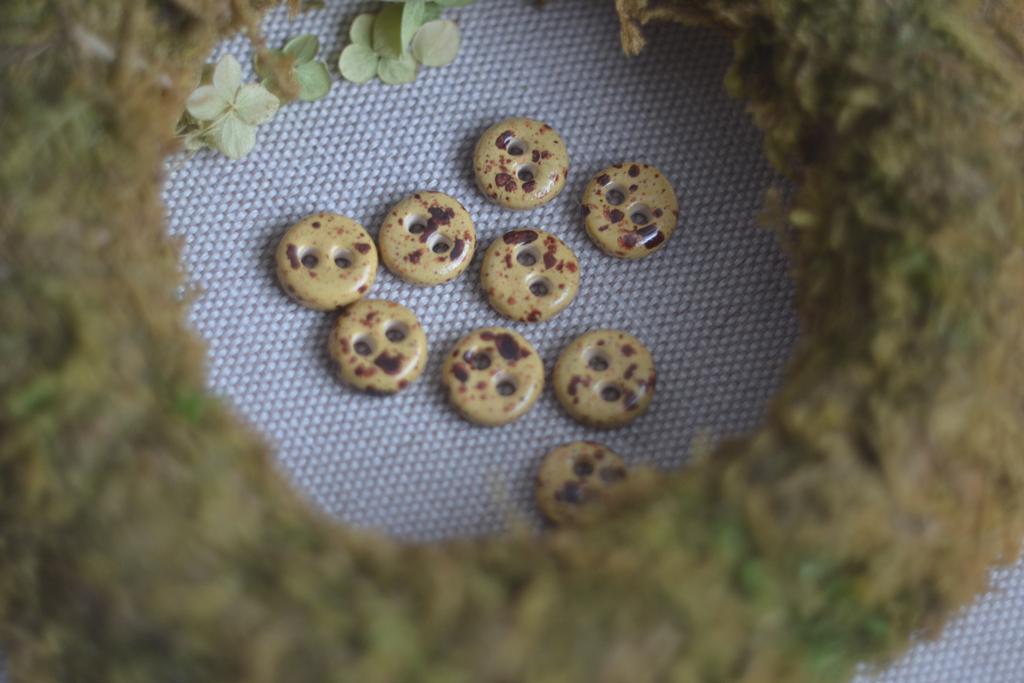 Базовая керамическая пуговица 1,3 см  "перепелиное яйцо  "