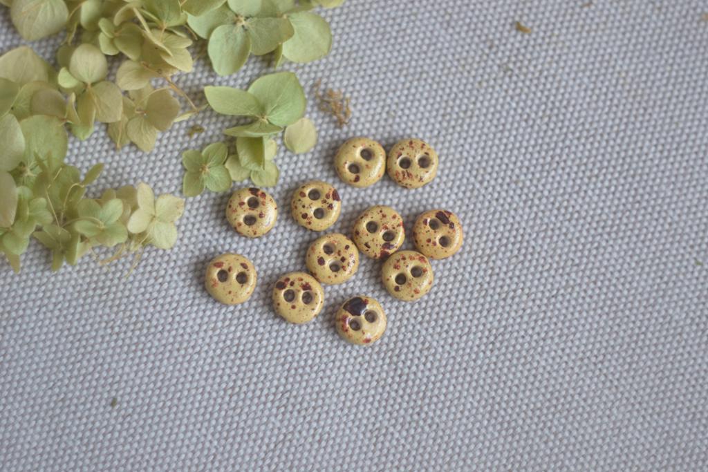 Базовая керамическая пуговица  0,9 см  "перепелиное яйцо  "