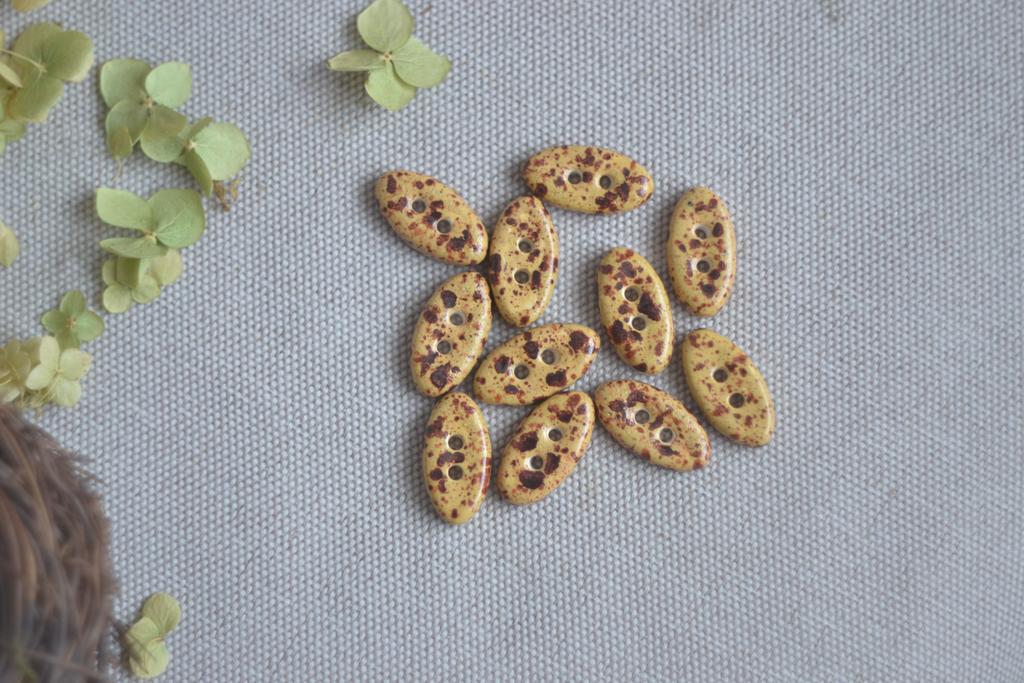 Керамическая овальная пуговица "перепелиное яйцо"