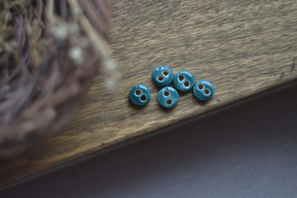 Базовая керамическая пуговица  0,9 см  "Петроль"