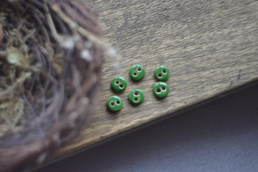 Базовая керамическая пуговица  0,9 см  "Трилистник"