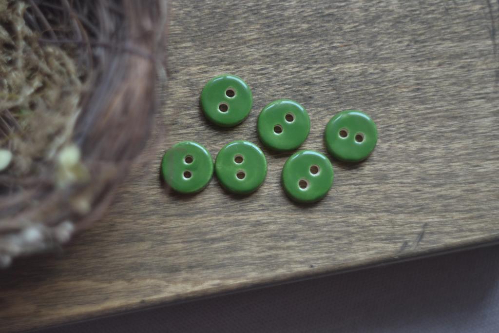 Базовая керамическая пуговица  1,7 см  "Трилистник"