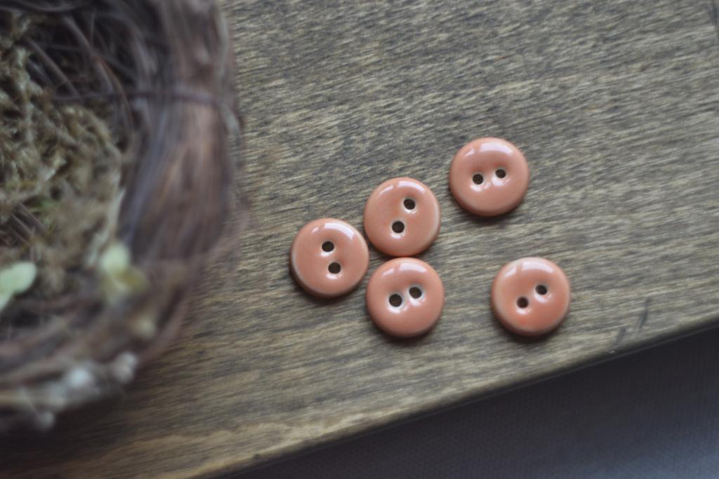 Базовая керамическая пуговица  1,7 см  "персик  "