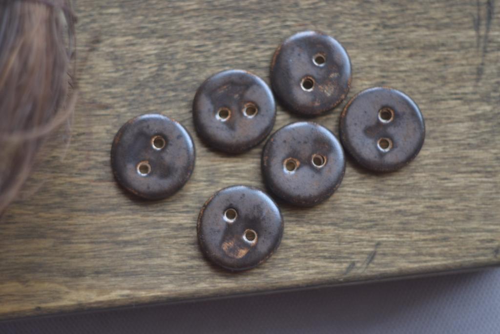 Базовая керамическая пуговица 2,4 см  "кедр  "