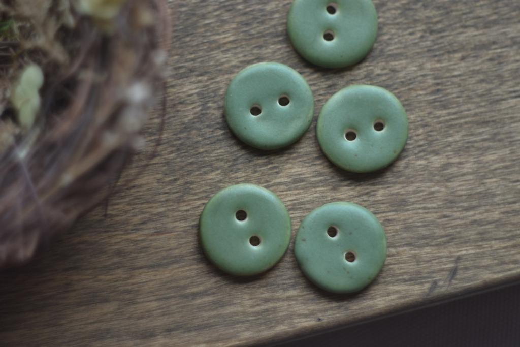 Базовая керамическая пуговица 2,4 см  "Груша"