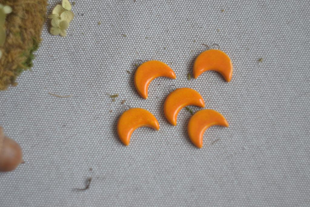 Керамический подвес "спелая луна "