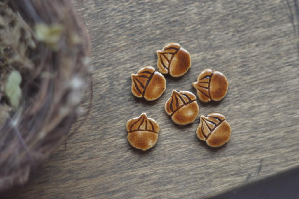 Керамический кабошон   "Жёлудь "