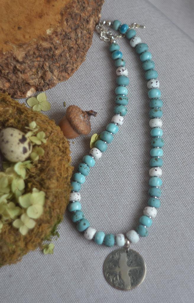 Колье из керамических бусин "Журавль"