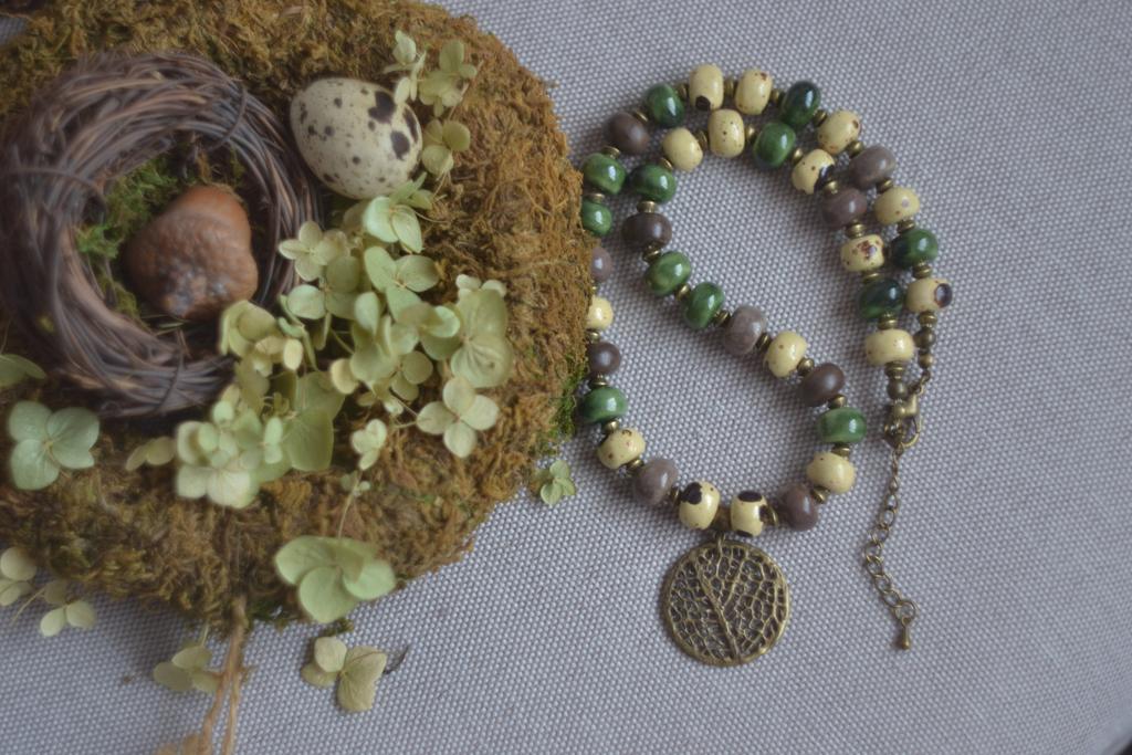 Колье из керамических бусин "лист"