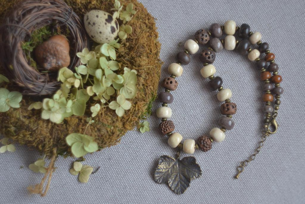 Колье из керамических бусин "лист"