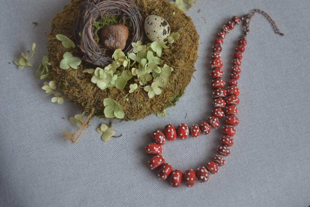 Бусы из керамических бусин "Мухоморные"