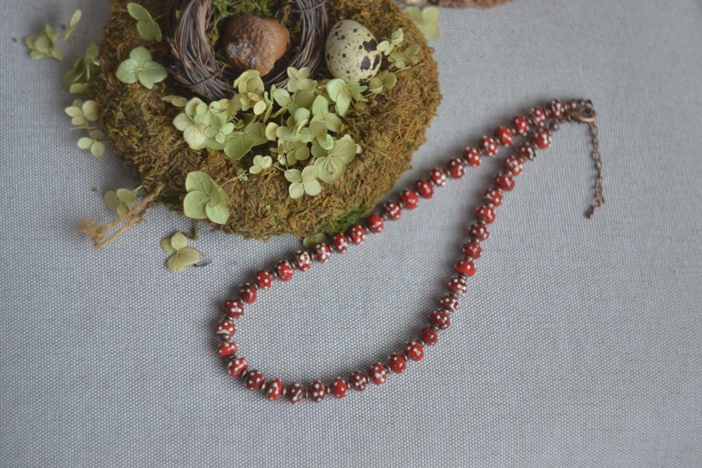 Бусы из керамических бусин "Мухоморные"