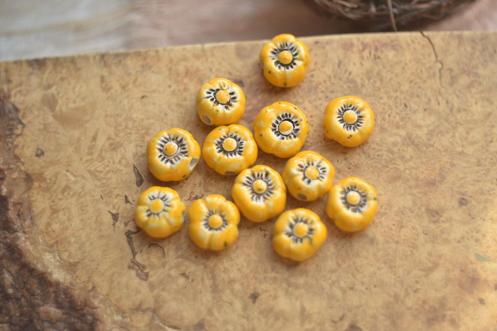 Керамическая бусина  "Цветок "