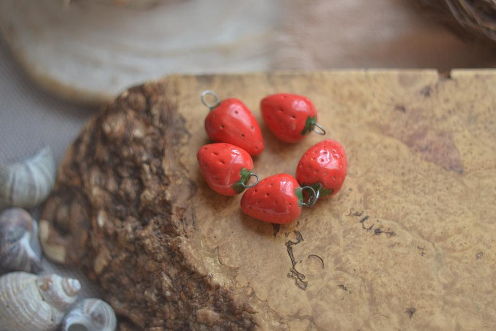 Керамический подвес "Ягода"