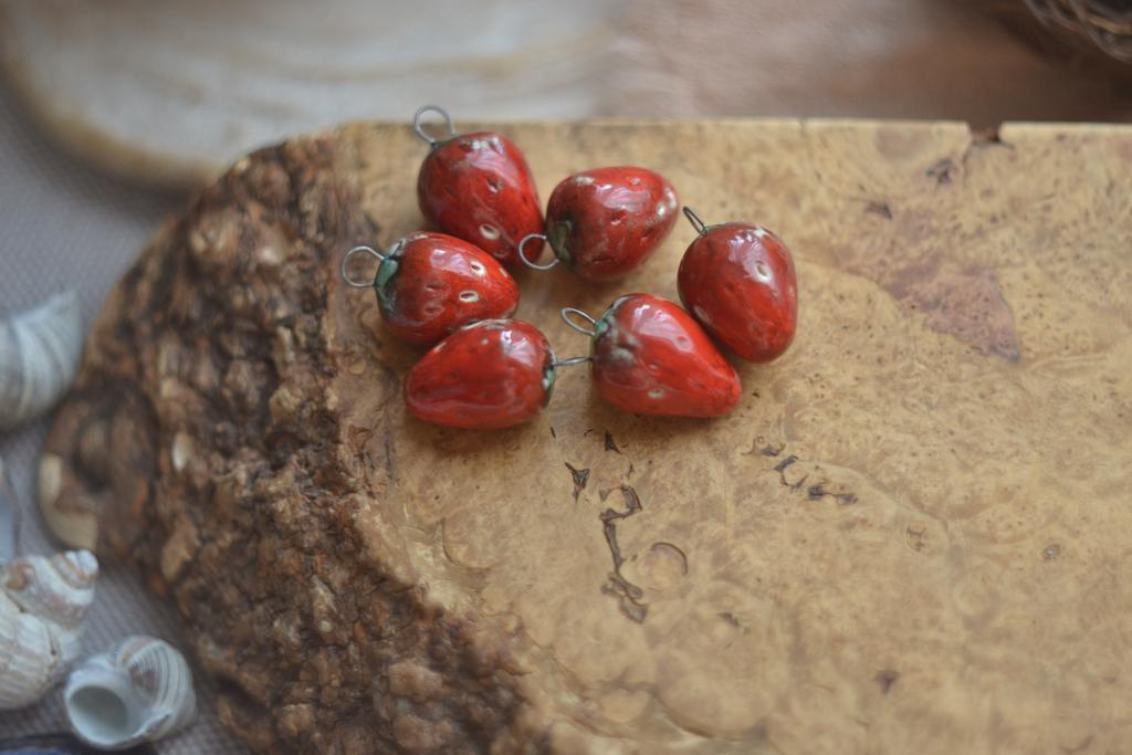 Керамический подвес "Ягода"