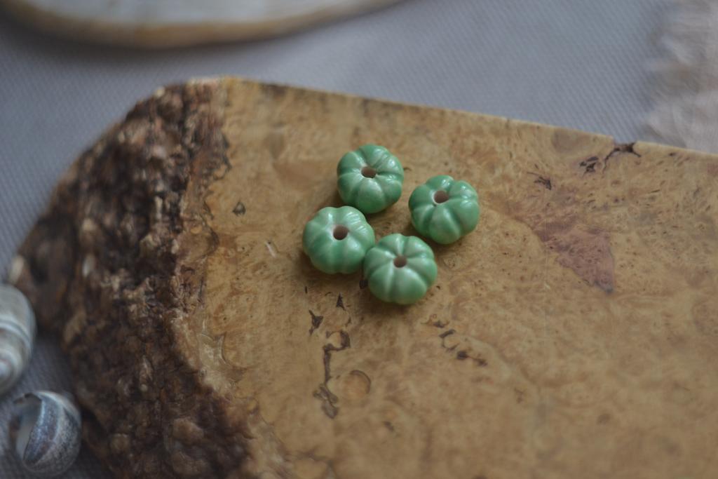 Керамическая бусина   "Калачики "