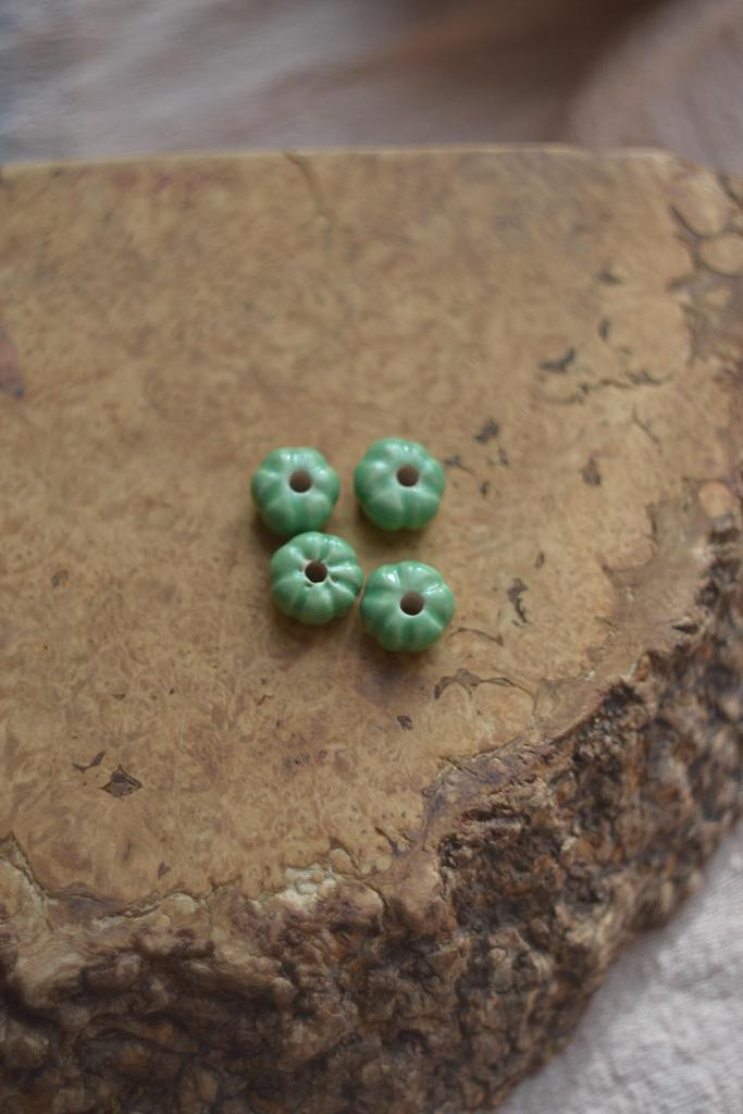 Керамическая бусина   "Калачики "