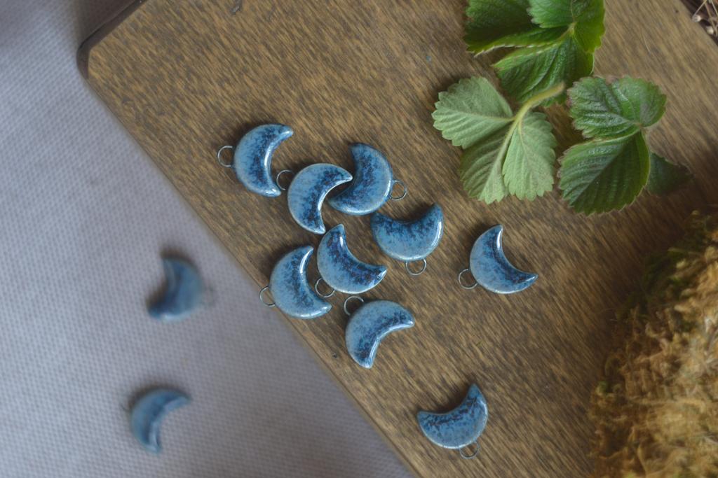 Керамический подвес "молодой месяц"