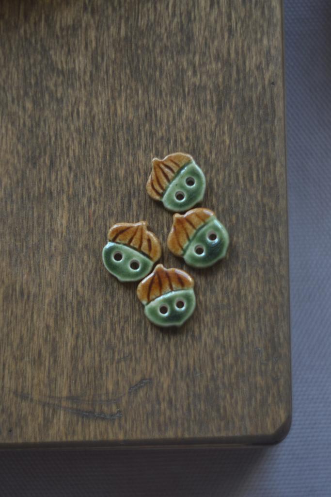 Керамическая пуговица "Круглый зелёный жёлудь "