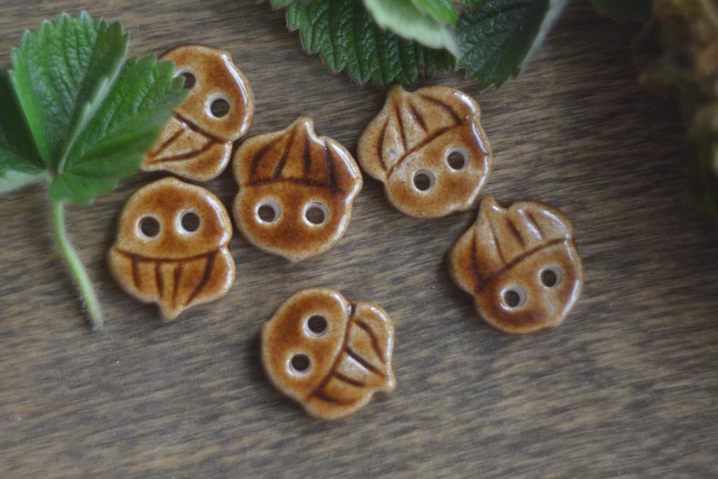 Керамическая пуговица "Круглый коричневый жёлудь "