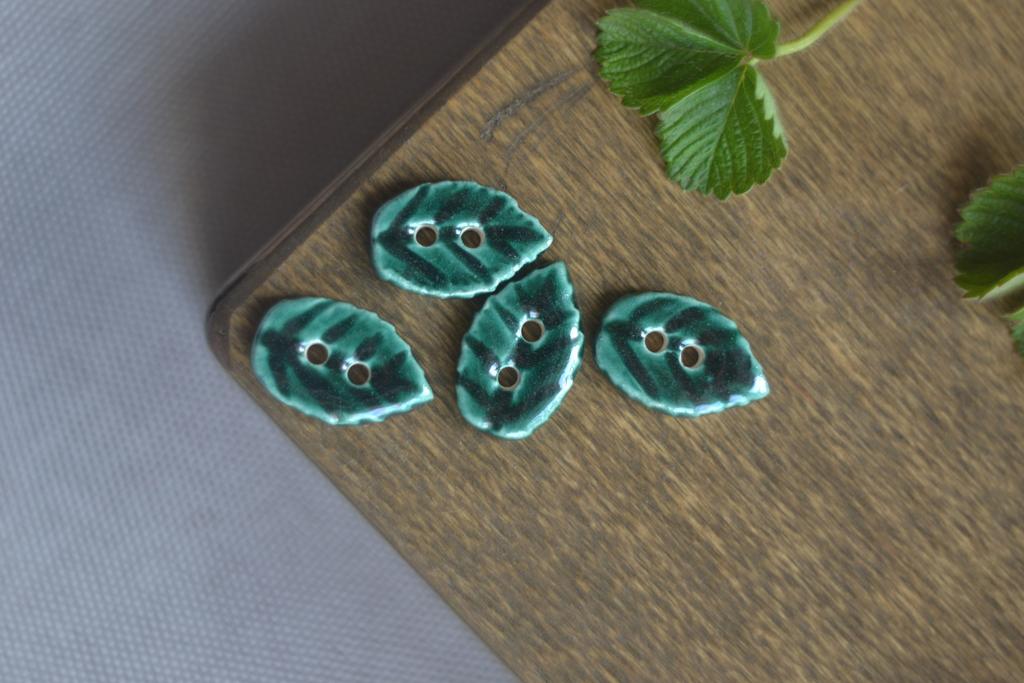 Керамическая пуговица "Лист тёмный малый  "