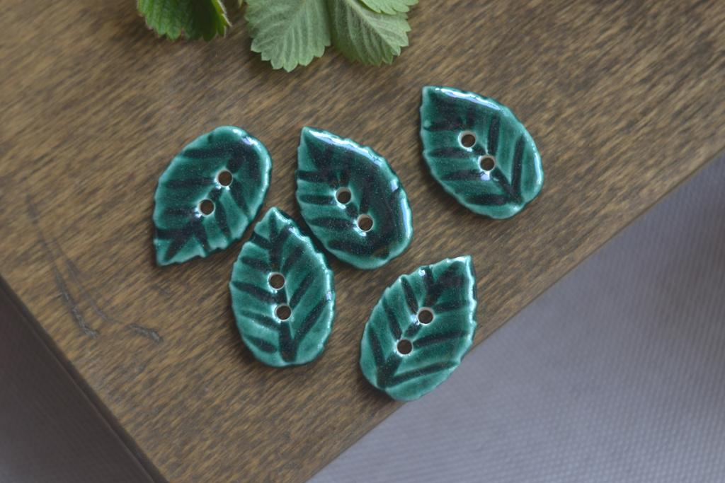 Керамическая пуговица "Лист тёмный средний  "