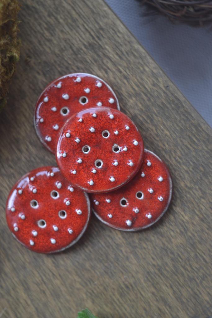 Огромная мухоморная пуговица