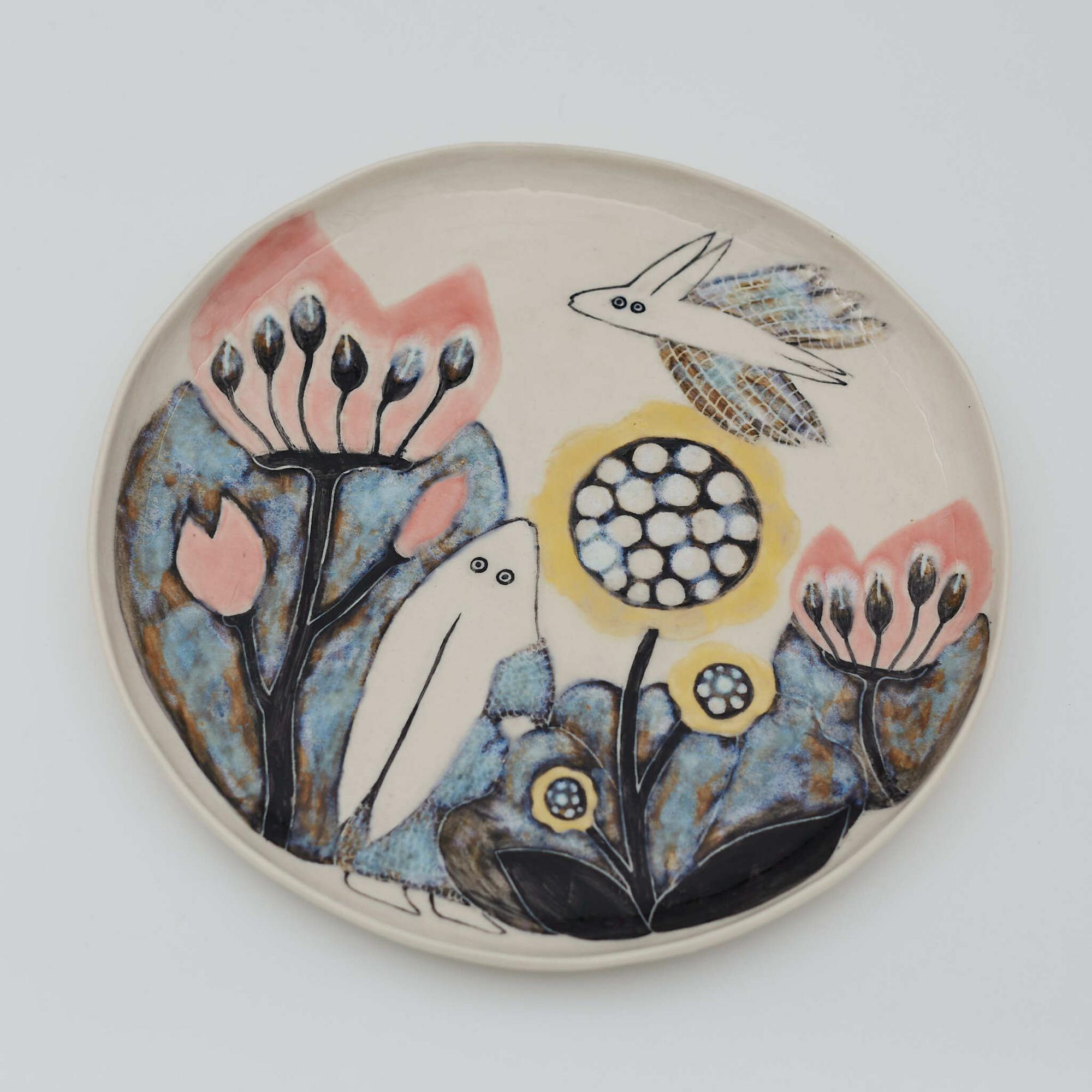 Тарелка Зайцы в розовых цветах, белая, большая