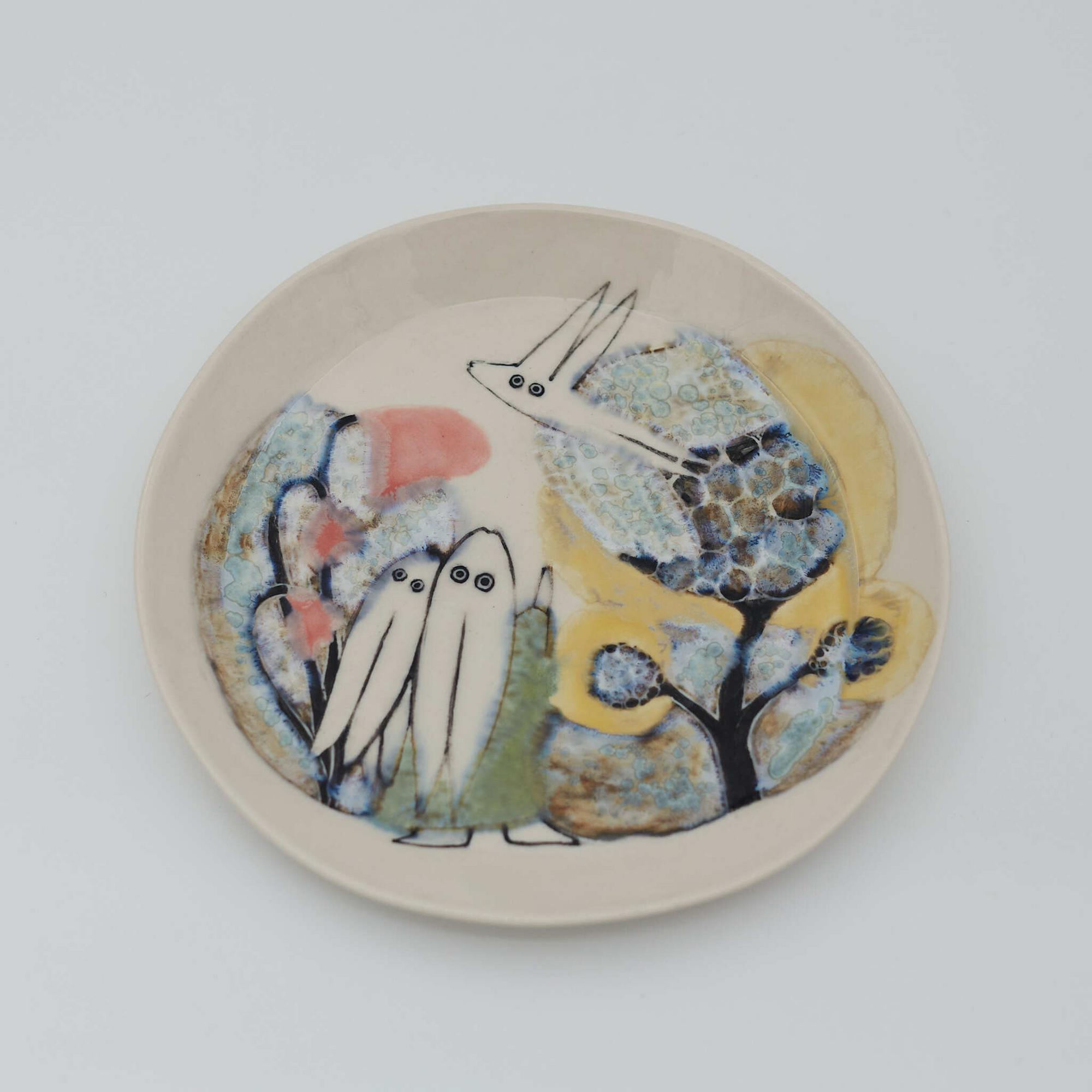 Тарелка Зайцы в цветах, белая, средняя