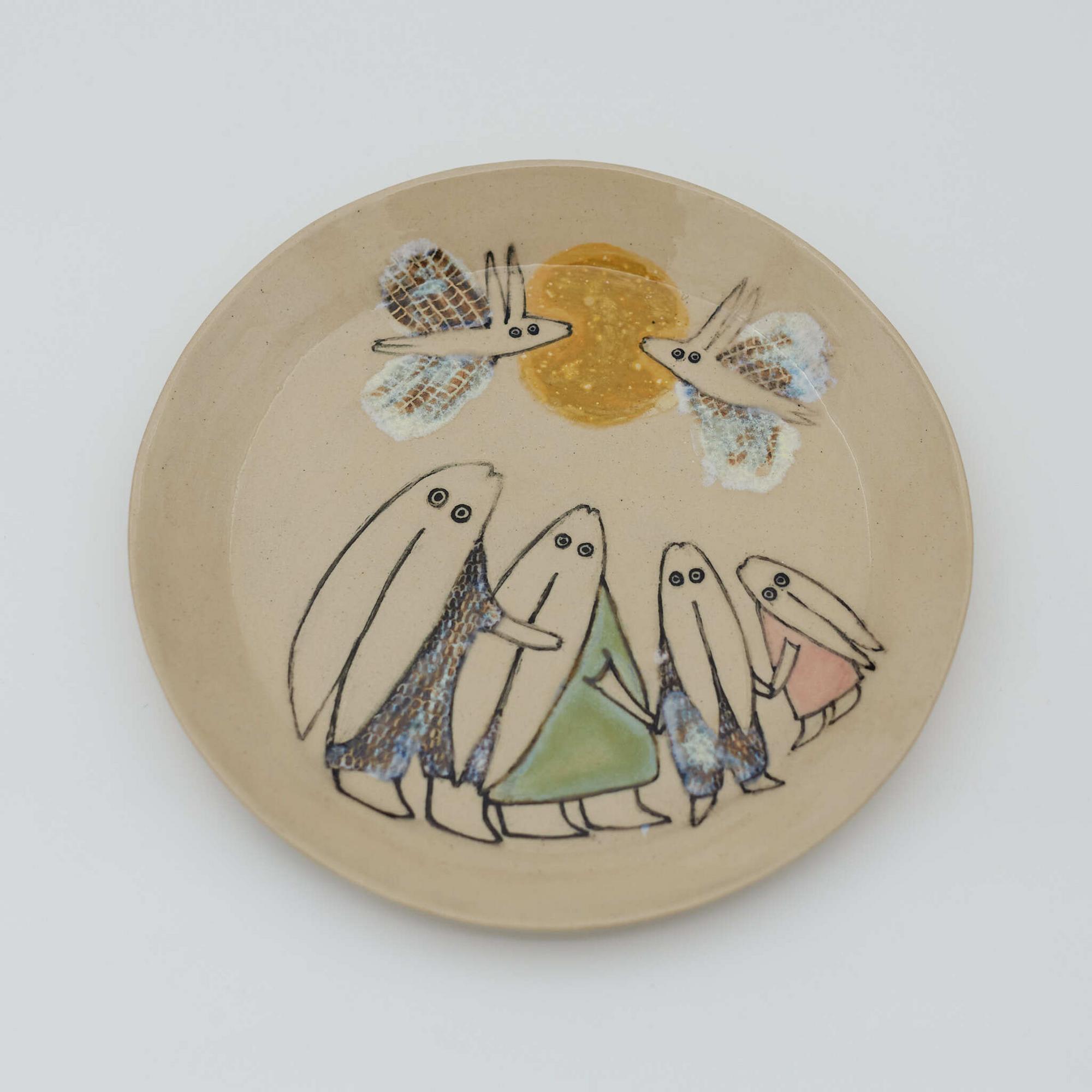 Тарелка семья Зайцев, бежевая, средняя