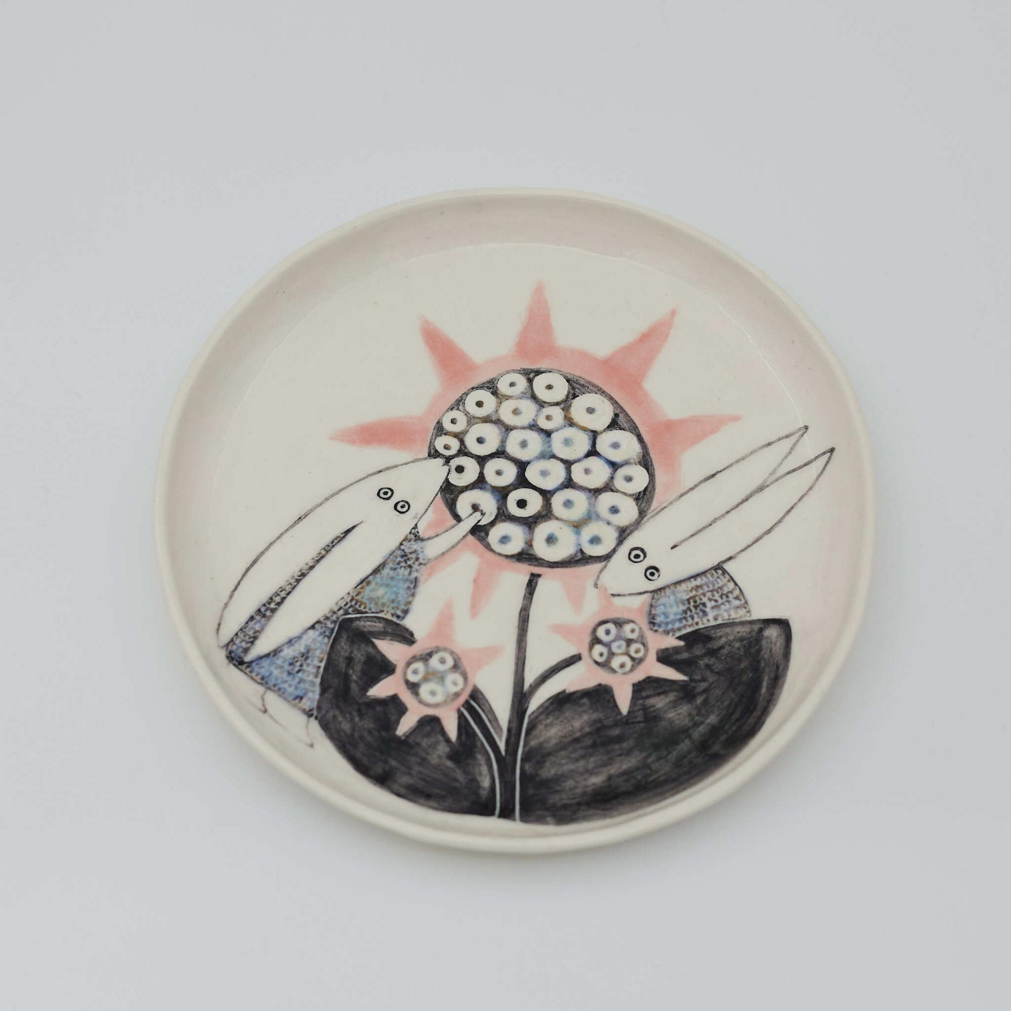 Тарелка Зайцы сбор урожая, белая, средняя