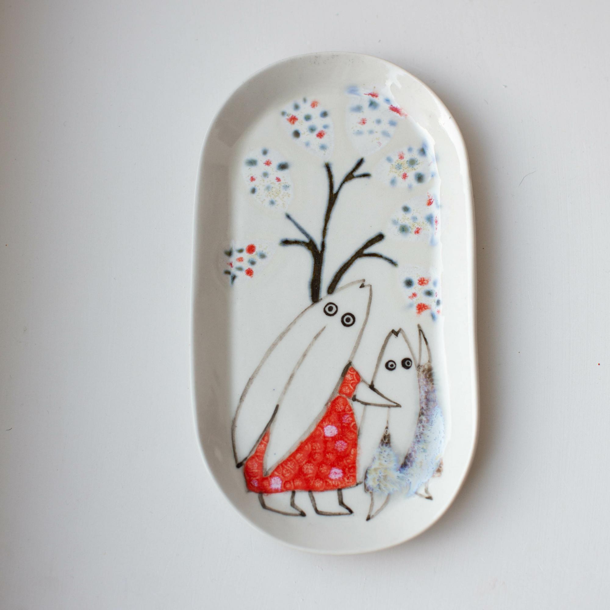 Овальные тарелки из серии Зайцы и весенние цветы