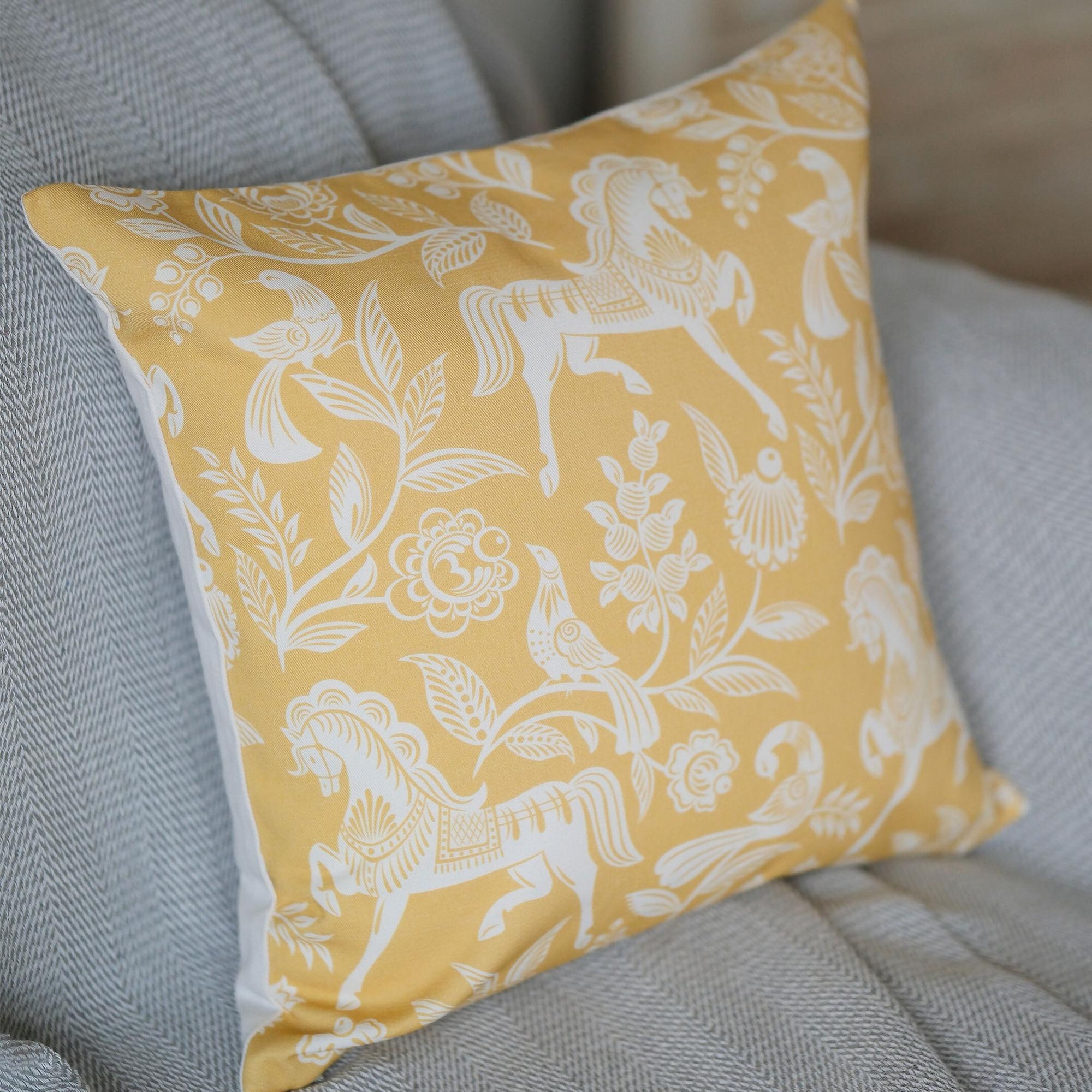 Наволочка декоративная Кони желтые, 40х40см