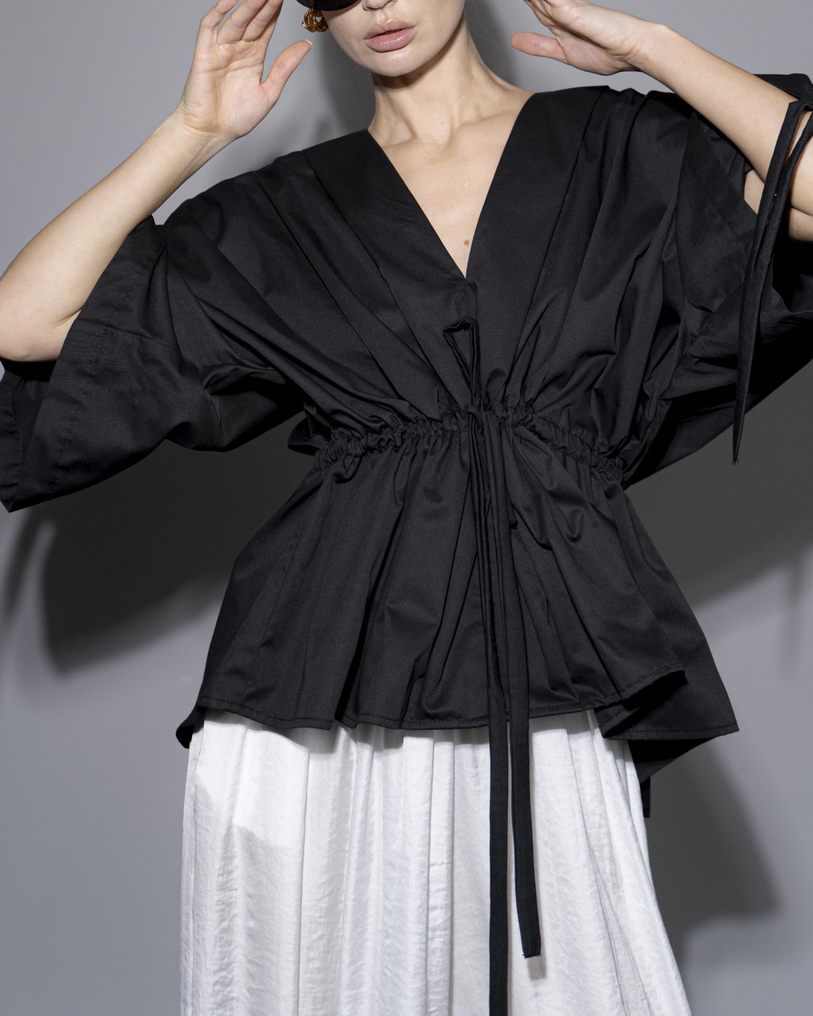 Блуза с буфами черная