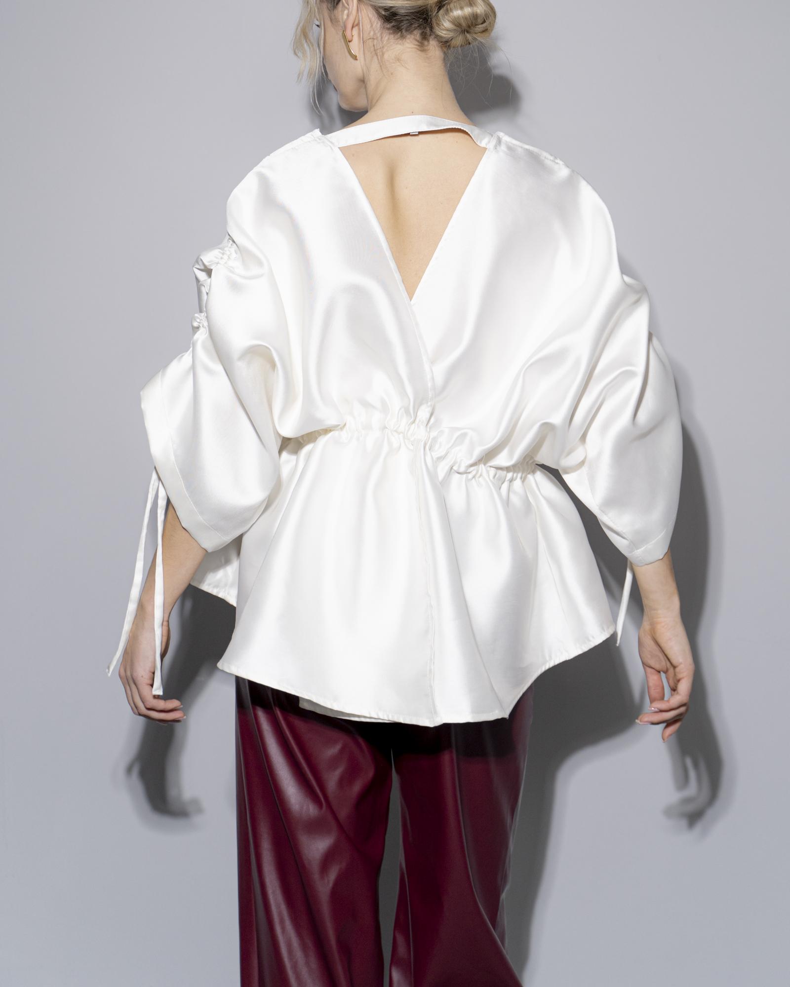 Блуза с буфами молочная