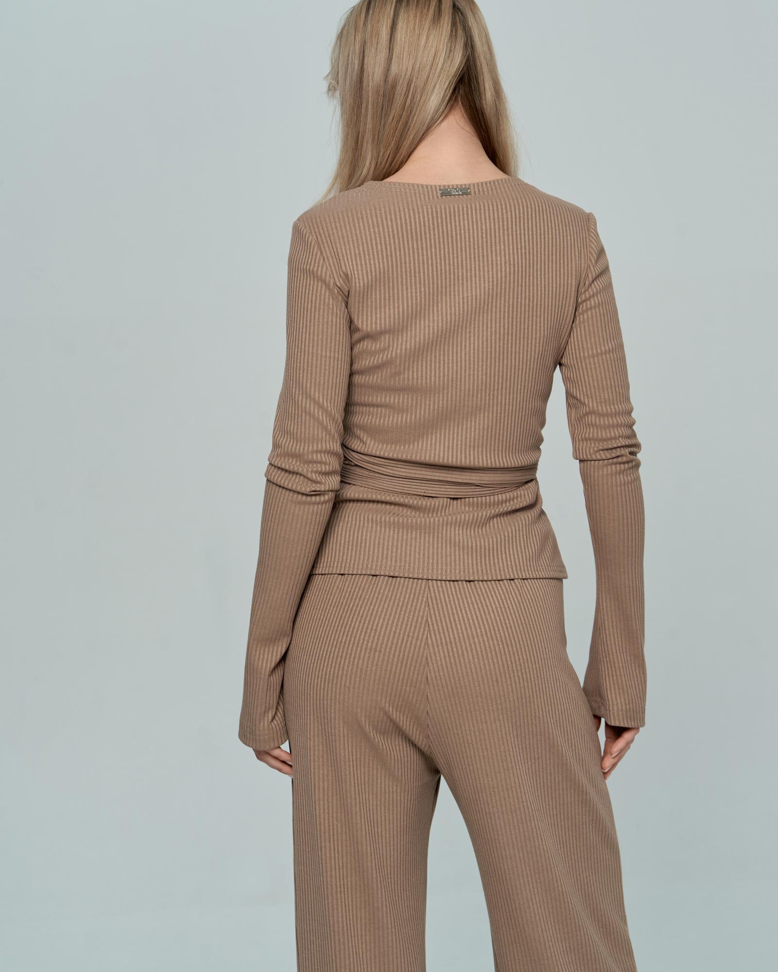 Лонгслив на запах светло корич.