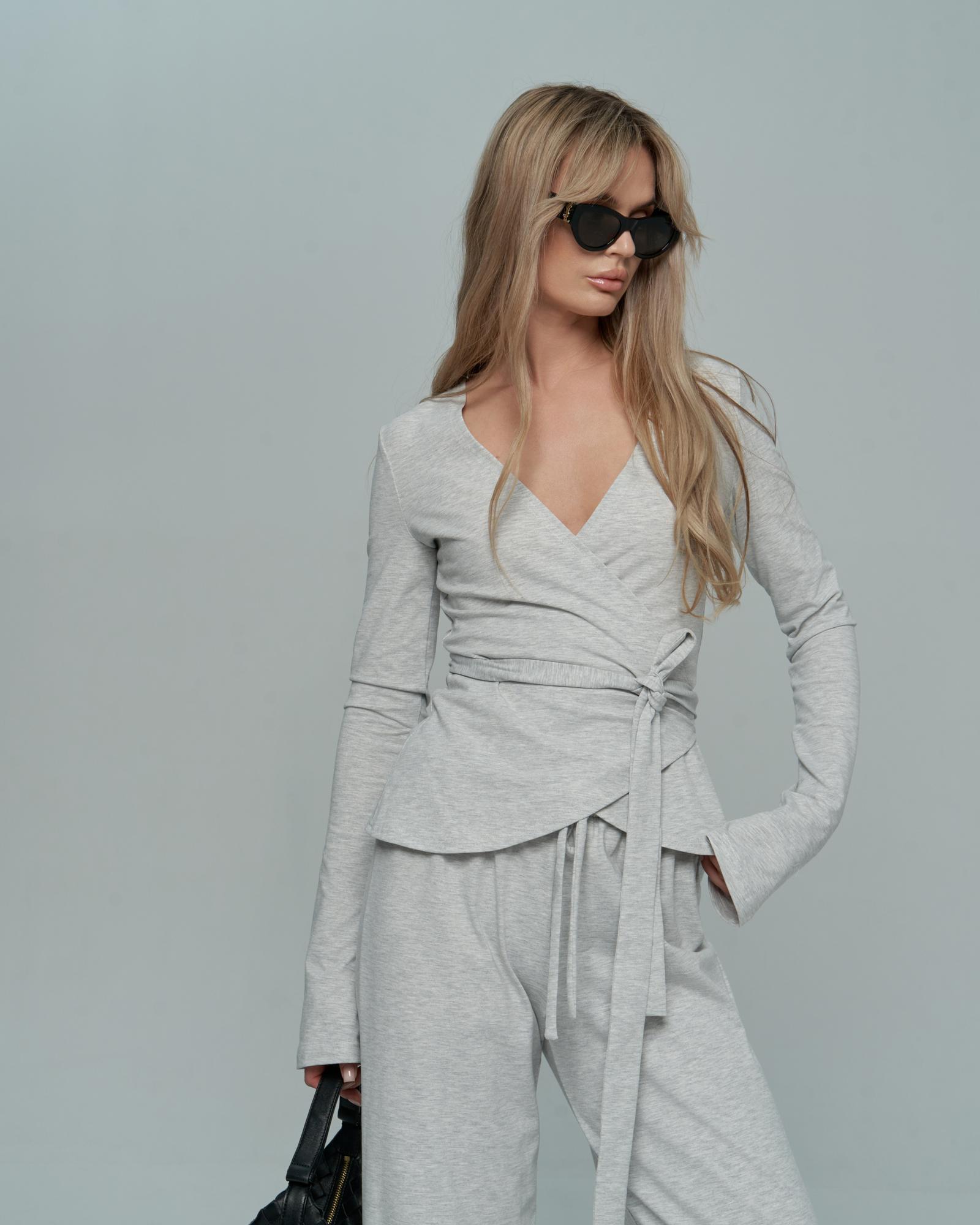 Лонгслив на запах серый кул.